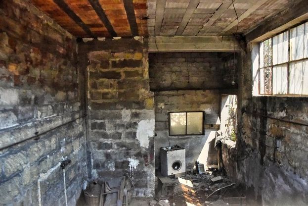 Droga e prostituzione, viaggio tra i ruderi di San Girolamo: "Qui un'umanità disperata"