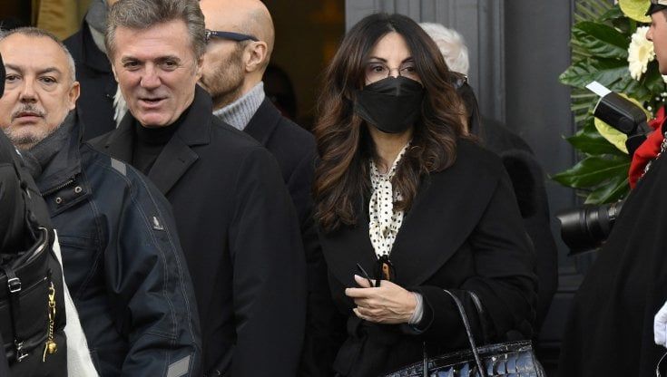 Sabrina Ferilli prende il primo volo da Tokyo per stare vicina a Maria De Filippi. E si arrabbia per i selfie nella camera ardente di Costanzo