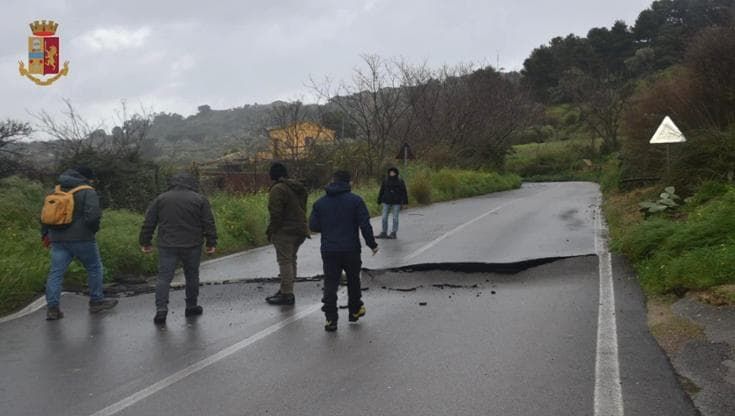 Niscemi, la strada provinciale 11 è a rischio cedimenti: sgomberate tre famiglie e negozi
