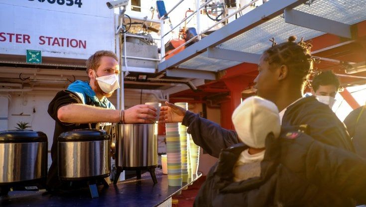 Medici senza frontiere: "Se l'Italia tiene le navi umanitarie lontane dal Mediterraneo, aumenta il rischio di morti in mare"