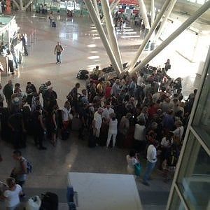 Meridiana, all'aeroporto di Olbia cancellazioni e voli in ritardo per agitazione dei lavoratori