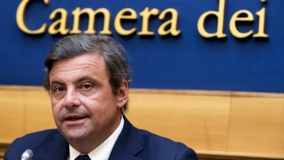 Calenda: "Luca Bizzarri mio social media manager per un giorno". La sfida dopo un post sul fascismo
