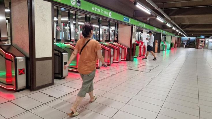 Tentato suicidio sulla M2, ripresa la circolazione fra Porta Genova e Porta Garibaldi