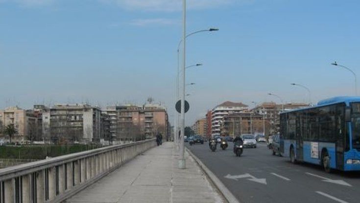 Il socio della coop Barikamà pestato a ponte Marconi, il tam tam dei volontari sui social: "Cerchiamo testimoni" 