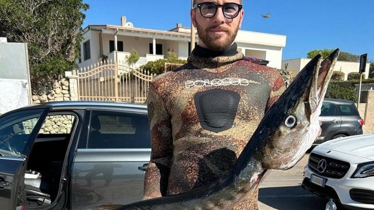 Salento, un barracuda di sette chili pescato a Leuca: “Raro trovarlo così grande, faceva paura”