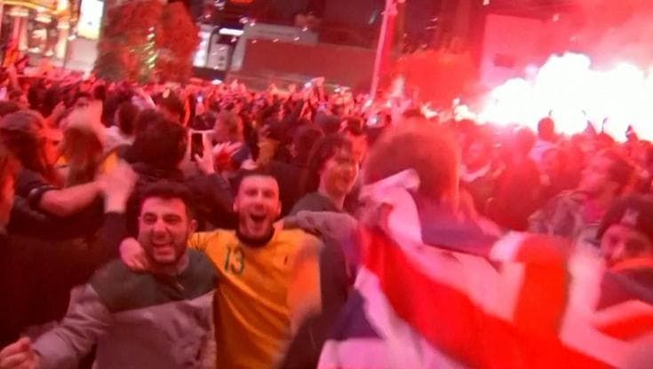 Qatar 2022, Australia agli ottavi di finale: l'incontenibile festa dei tifosi a Melbourne