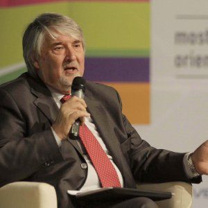 Poletti: "Meglio laurearsi con voti bassi ma prima: troppo tardi al lavoro"