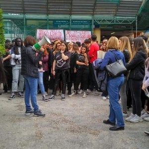 Napoli, scuole al Plebiscito per la docente sospesa: "Difendiamo la libertà"