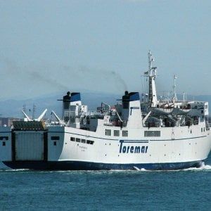 Forti raffiche di vento, fermi i traghetti per l'Elba
