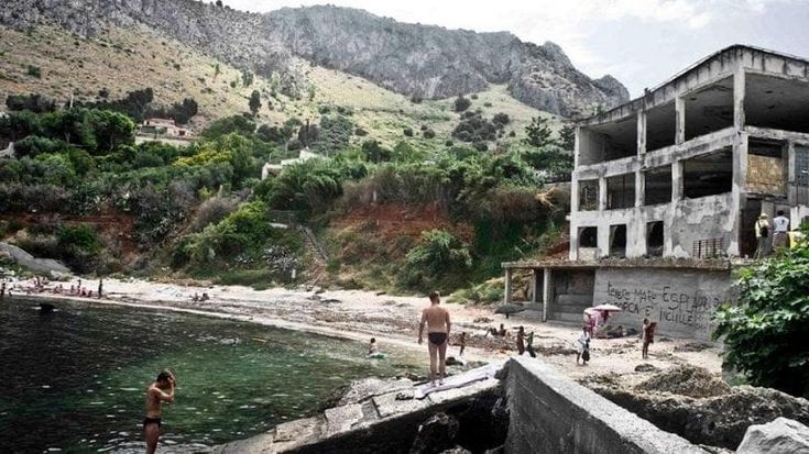 Lidi e resort nelle riserve, pannelli solari sui vigneti: ecco la Sicilia sfregiata