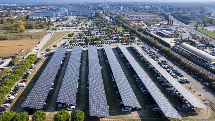 Auto elettrica, l’Italia in ritardo nella lunga corsa verso il 2035