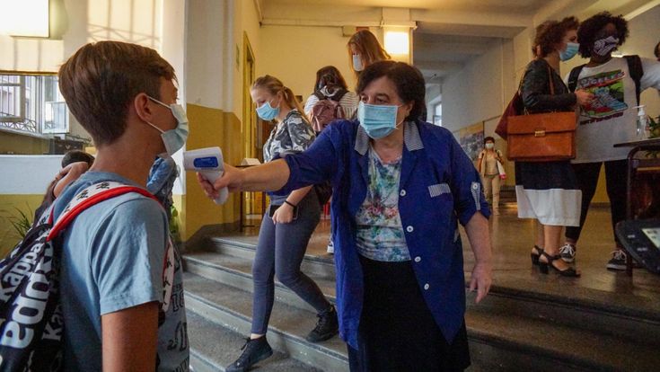 Sardegna, stop ai test per chi arriva ma il Piemonte vince sulla febbre a scuola