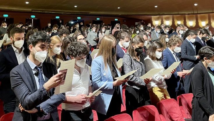 Con due anni di ritardo, oggi il via ufficiale alla professione di 200 medici e mediche