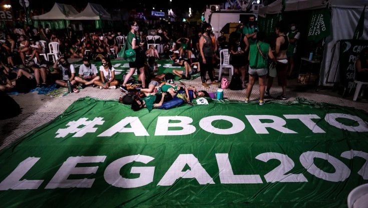 Argentina, svolta storica: approvata la legalizzazione dell'aborto
