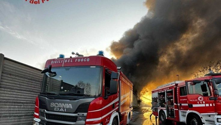 Maxi incendio in un'azienda di carne a Rivoli, pompieri al lavoro tutta la notte per domarlo