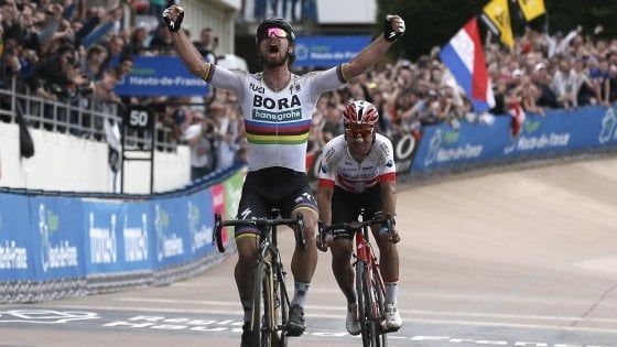 Ciclismo, Sagan nella leggenda: la Parigi-Roubaix è sua