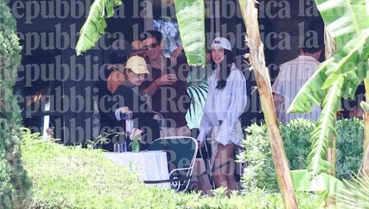 Dua Lipa a Palermo: “Energia già alta, è tempo di festeggiare”. Attesi Elton John e Harry Styles
