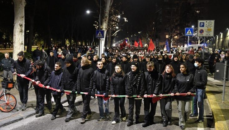 Firenze, i presidi in campo dopo le violenze a scuola: “Attenti, il fascismo è nato con i pestaggi”