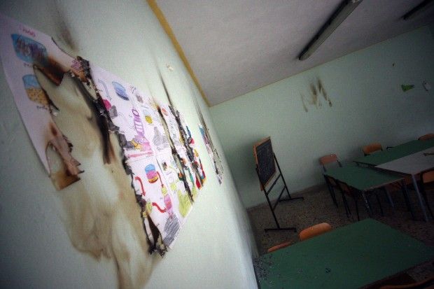 Vandali alla scuola Pertini<br />arredi bruciati e vetri rotti