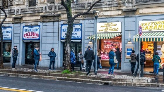 Coronavirus in Lombardia, dalle file ordinate ai flash mob: le abitudini che cambiano