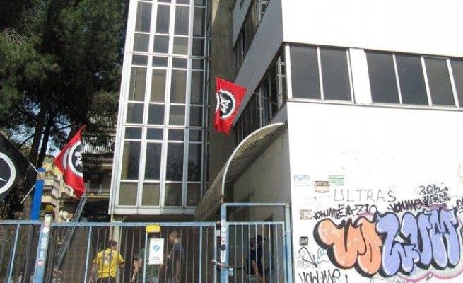 Occupazione lampo di Casapound <br />nel palazzo di via Val D'Ala, poi lo sgombero