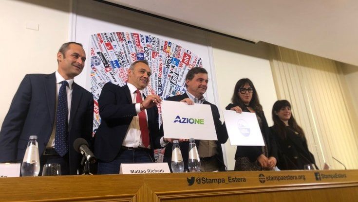 Calenda presenta il nuovo simbolo di Azione. E lancia la fase 2: "Costruiamo un polo europeista"