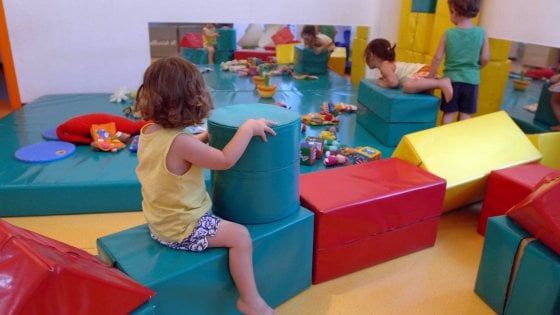 Vaccini a scuola, a Milano 19 bambini restano fuori. Una famiglia no vax chiama i carabinieri