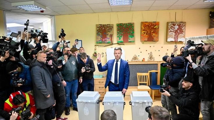 Ungheria, affluenza record per il duello Orbán-Magyar. Lo sfidante: “Decidiamo tra est e ovest”