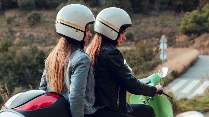 Metti il casco (e ricordati di Monica): a quarant’anni dalla legge