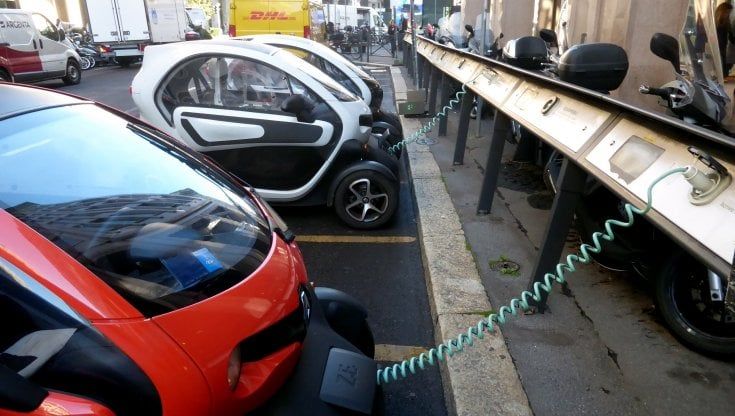 Milano, l'esperto del Politecnico: “Per la svolta elettrica nell’auto serve moltiplicare le colonnine di ricarica"