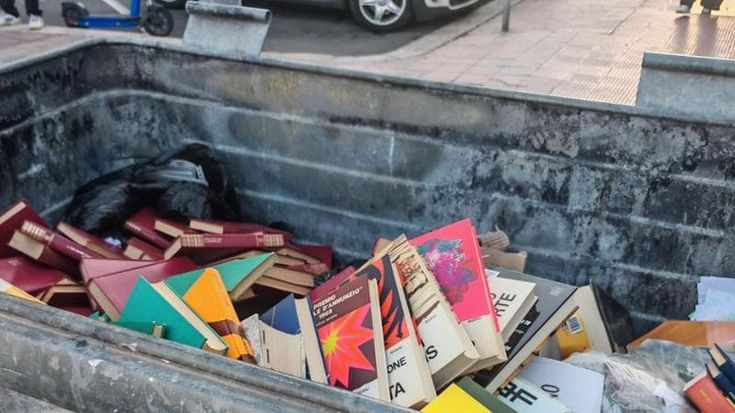 Bari, decine di libri gettati nel cassonetto dei rifiuti. L’appello: “Non lasciamoli così”