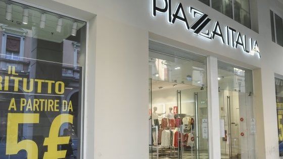A Bologna le grandi catene in crisi trasferiscono i commessi: "Ma così ci licenziano"