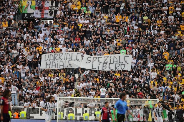 Juventus, striscione e invasione: gli ultr&agrave; rovinano la festa