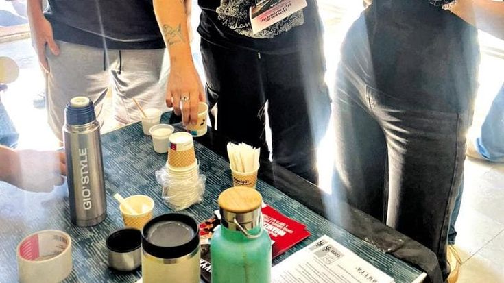 Sapienza, aumentano i prezzi delle macchinette: studenti protestano e distribuiscono caffé gratis