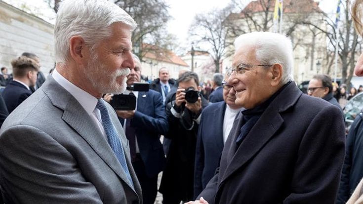 Mattarella: “La Nato garantisce l’equilibrio del mondo, grave aggredire Corti internazionali”