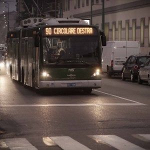 Milano, tre giovani investiti dal filobus in viale Tibaldi