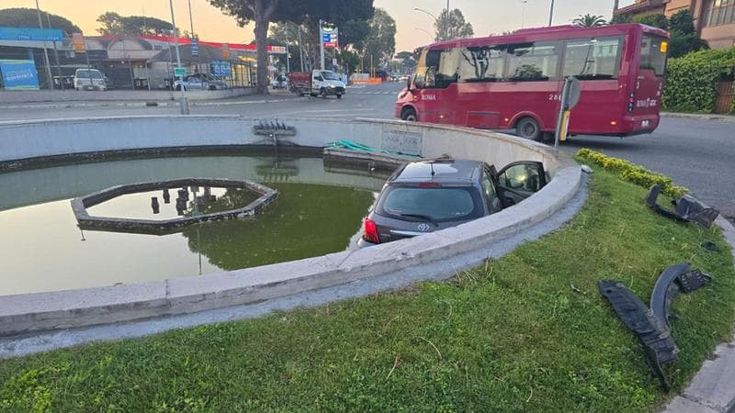 Auto finisce nella fontana a Casalpalocco: illesa la conducente