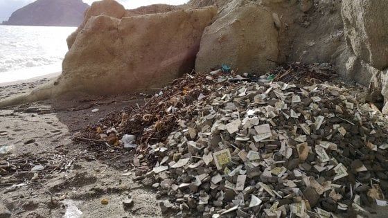Ischia, hotel in ristrutturazione: gli scarti edili finiscono in spiaggia