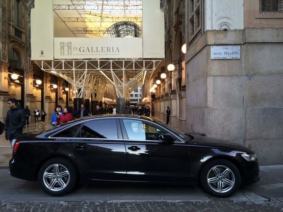 Milano, sosta vietata in Galleria per l'auto diplomatica