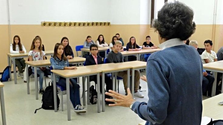 Le voci di chi combatte in classe: “Ma quali tre mesi di vacanza, ormai facciamo solo straordinari”