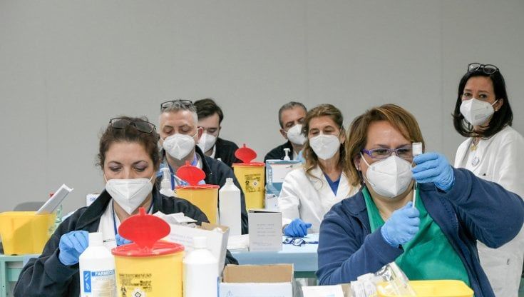Vaccini anti-Covid, nuovo taglio di Pfizer: "In Puglia arriveranno 5mila dosi in meno"