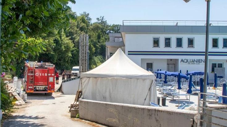 Incendio al circolo Aquaniene: evacuate 200 persone