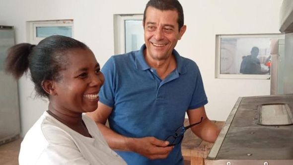 Da avvocato di grido a fornaio in Africa: “Correvo 12 ore al giorno per la carriera, ho detto basta”