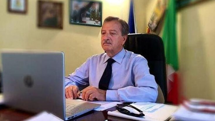 Ricatto a Piero Tidei, la Cassazione: “Diffondere il filmato del sindaco che fa sesso in Comune non è revenge porn”
