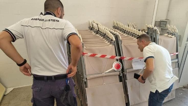 Caso spiagge vietate, scattano i controlli tra Castellammare e Vico Equense: sanzioni e sequestri