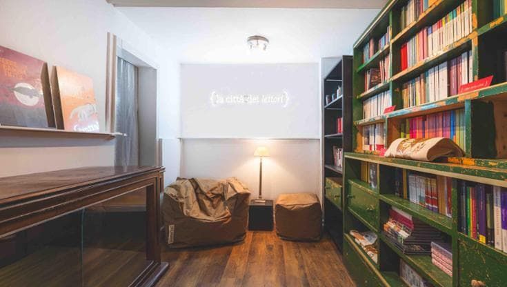 In Oltrarno apre la libreria della “Città dei lettori” (con la buchetta del libro)