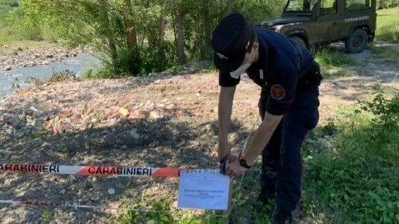 Gli scarti del cantiere smaltiti lungo il torrente Parma: intervento della Forestale