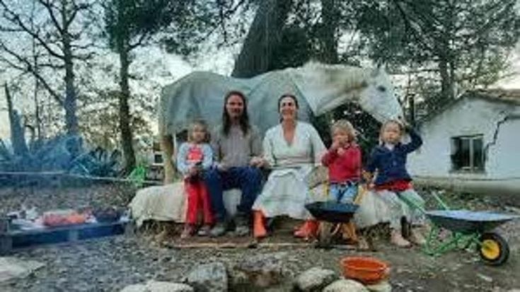 La famiglia nel bosco, i bambini di Nathan e Cate resteranno in istituto almeno altri dieci giorni