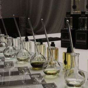 Fragranze, al feromone, alla strega, al selfie: profumi artistici
