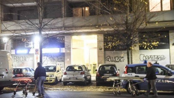 Milano, coppia di anziani morti in camera da letto: fiori per lei, l'uomo con la pistola in mano